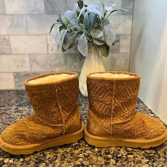 Girls Ugg Boots with multicolor stitching - Picture 6 of 9